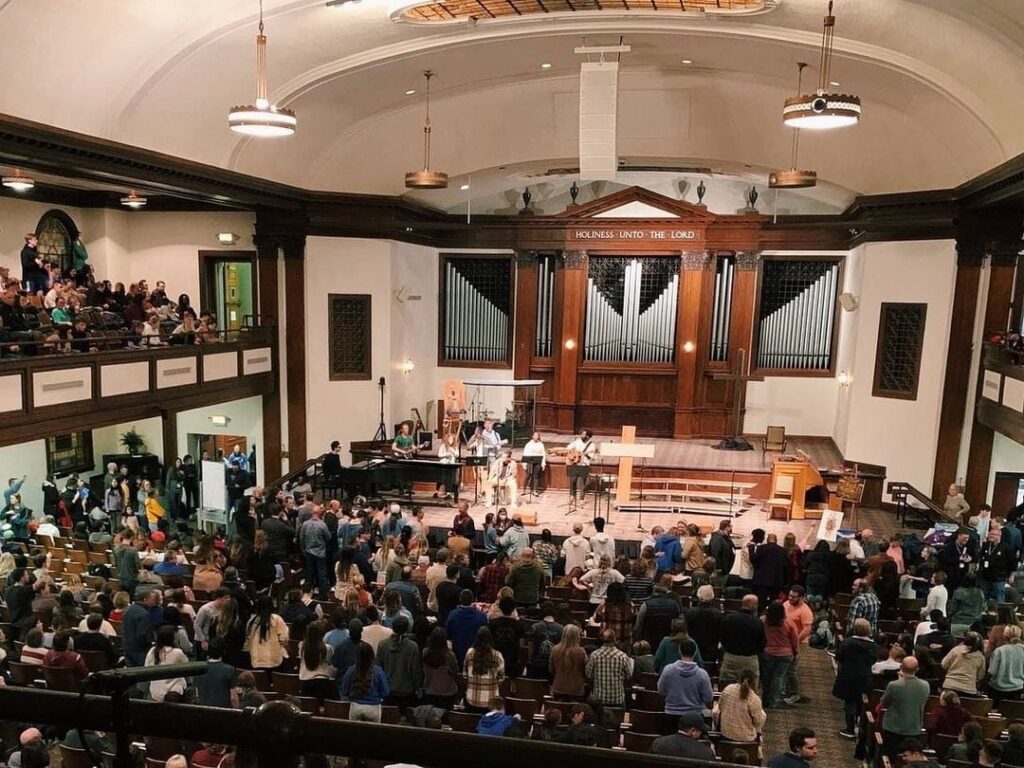 Oração na capela da Universidade de Asbury, nos Estados Unidos